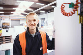 Baustoffe: Mitarbeiter bei der Form-Fräse, Portrait 