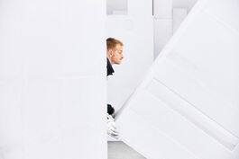 Baustoffe: Mitarbeiter bei der Form-Fräse, Styropor-Block 