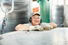 Baustoffe: Mitarbeiter an Beton-Guss-Form, Portrait 