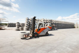 Baustoffe: Staplerfahrer und Beton-Guss-Formen, Logistik 