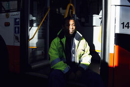 Fahrzeugtechnik: Kfz-Mechatroniker am Bus, Portrait 