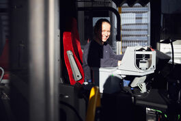 Fahrzeugtechnik: Kfz-Mechatronikerin im Bus, Portrait 