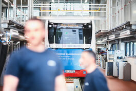 Fahrzeugtechnik: Betriebswerkstatt mit Dacharbeitsplätzen 