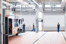 Fahrzeugtechnik: Kfz-Mechatroniker in der Wartungshalle 