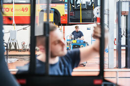 Fahrzeugtechnik: Kfz-Mechatroniker bei der Bus-Reparatur 
