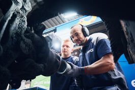 Fahrzeugtechnik: Kfz-Mechatroniker bei der Bremsen-Wartung 