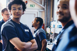 Fahrzeugtechnik: Kfz-Mechatroniker Gruppe im Gespräch 