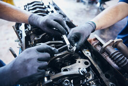 Fahrzeugtechnik: Kfz-Mechatroniker bei der Motor-Wartung 