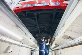 Fahrzeugtechnik: Kfz-Mechatroniker in Werkstattgrube 