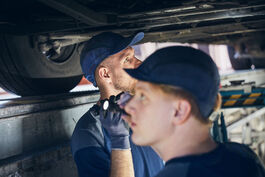 Fahrzeugtechnik: Kfz-Mechatroniker in Werkstattgrube 