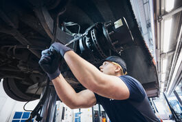 Fahrzeugtechnik: Kfz-Mechatroniker beim Radkopfwechsel 