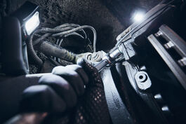 Fahrzeugtechnik: Kfz-Mechatroniker beim Radkopfwechsel 