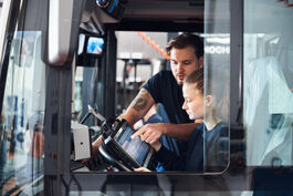 Fahrzeugtechnik: Auszubildende mit Diagnose System im Bus 