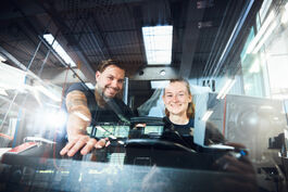 Fahrzeugtechnik: Auszubildende Kfz-Mechatroniker im Bus 