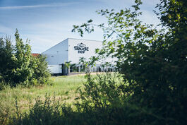 Lebensmittelwirtschaft: Lager mit Lieferbereich von außen 