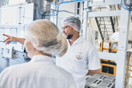 Lebensmittelwirtschaft: Mitarbeiterin und Mitabeiter im Gespräch 