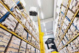 Lebensmittelwirtschaft: Bestückung mit Stapler im Hochregallager 