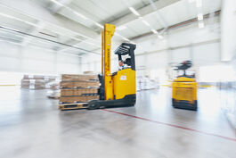 Lebensmittelwirtschaft: Transport mit Stapler im Hochregallager 