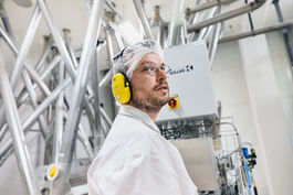 Lebensmittelwirtschaft: Mitarbeiter vor Rohrbau in Mühle 