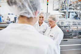 Lebensmittelwirtschaft: Mitarbeiterinnen der Qualitätssicherung im Gespräch 