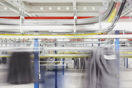 Logistik im Unternehmen: Beförderung von Waren auf Hängebahn 