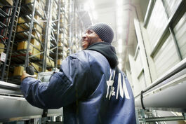 Logistik im Unternehmen: Mitarbeiter im automatischen Hochregallager 