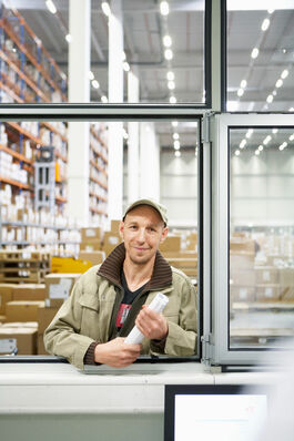 Logistik im Unternehmen: Mitarbeiter im Hochregallager 