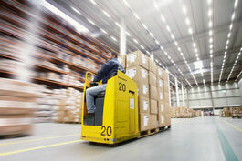 Logistik im Unternehmen: Warentransport mit Hubwagen im Hochregallager 