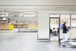 Logistik im Unternehmen: Büro in der Kommissionierung 