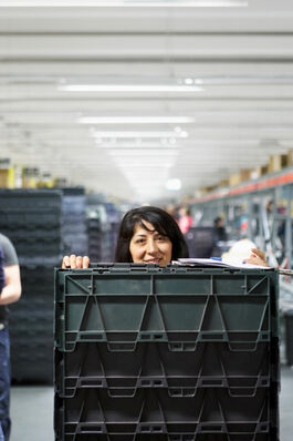 Logistik im Unternehmen: Mitarbeiterin in der Kommissionierung 