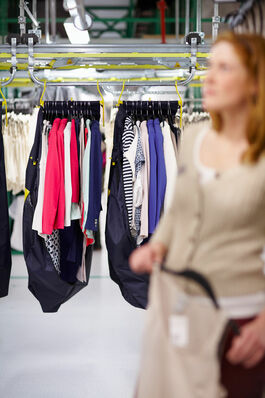Logistik im Unternehmen: Kontrolle von Waren auf Hängebahn 