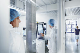 Messtechnik: Techniker mit Messgeräten im Reinraum 