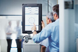 Messtechnik: Mitarbeiter vor Messgerät in Simulation 