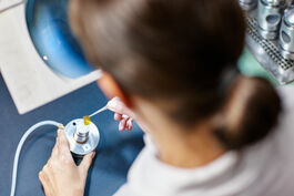 Wägetechnik: Kleben des Messtreifens auf Wägezelle 